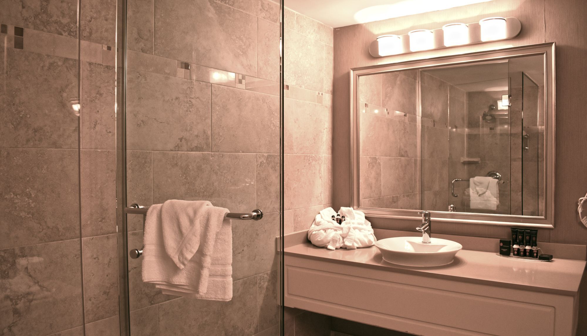 Hamilton Plaza Hotel And Conference Centre ภายนอก รูปภาพ